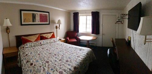 Economy Inn Bloomington - Facilities and Services