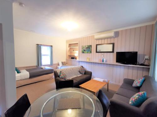 Elm Lodge Bright - Amenities and Facilities