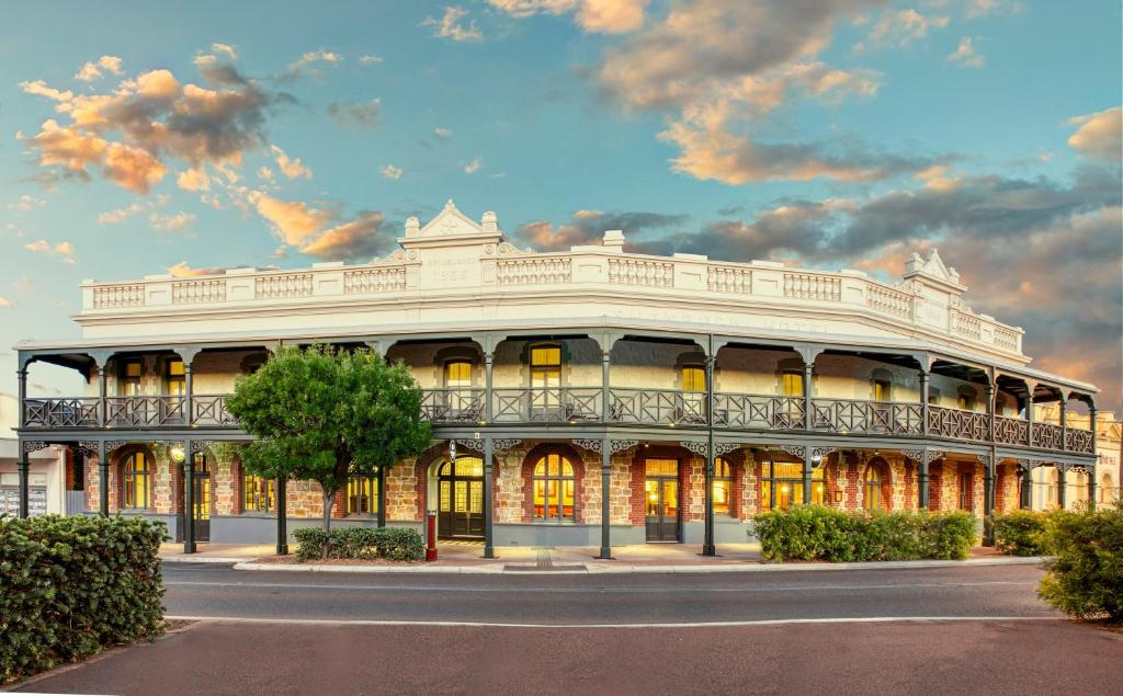 Farmers Home Hotel Review