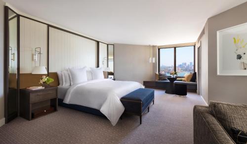 Four Seasons Hotel Sydney - Room Accommodations and Features