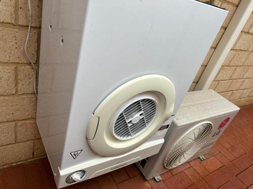 Geraldton Luxury Vacation Home With Free Streaming - Fully-Equipped Kitchen and Dining Area