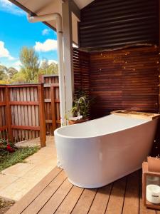 Grape Juice Retreat Rustic Romantic Gateway 5mins to Beaches & Town - Room Amenities and Features