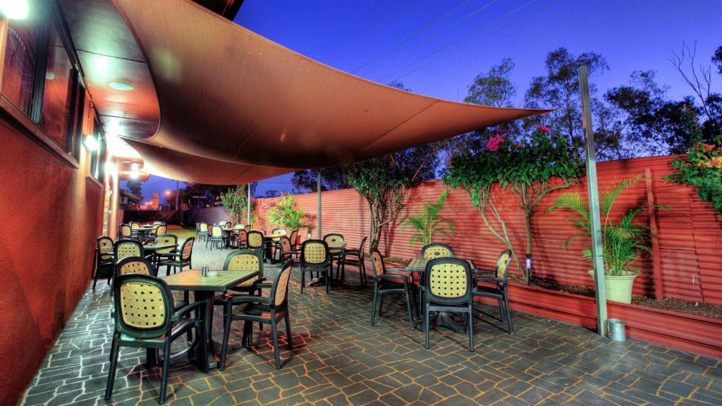 Halls Creek Motel - Deluxe King Room With Spa Bath