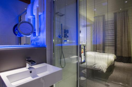Henley House Hotel - Boutique Charm and Modern Amenities