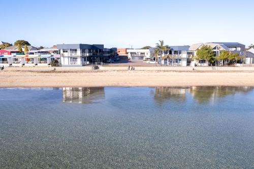 Hilton Beachfront Motel - Guest Ratings and Feedback