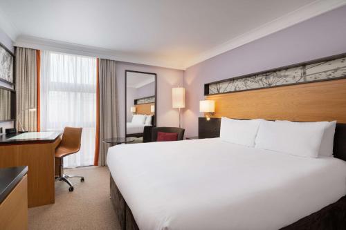 Hilton London Kensington Hotel - Dining and Beverages