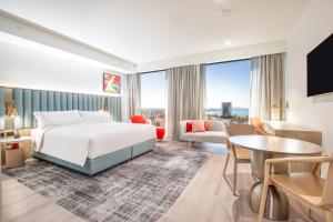 Holiday Inn & Suites Geelong, an IHG Hotel - Dining and Amenities