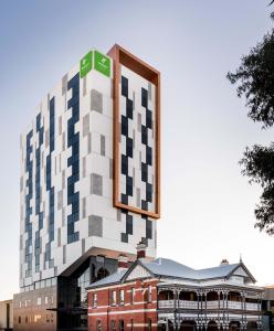 Holiday Inn West Perth, an IHG Hotel - Dining Options at Julios
