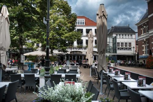 Hotel and the Cafe De Paris - Dining Options