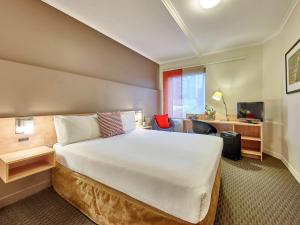 Ibis Perth - Dining Options