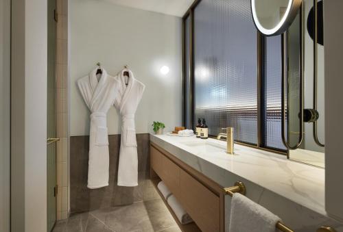 Lanson Place Parliament Gardens - Amenities Offered