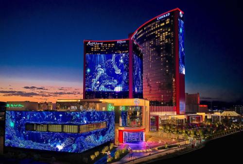 Las Vegas Hilton At Resorts World - Accommodations and Amenities
