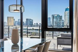 Luxury Penthouse With Astonishing Bay and City Views - Spacious Accommodations