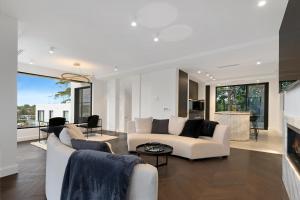Luxury Waterside Home Sanctuary - Breathtaking Views and Surroundings