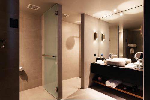 MACq 01 Hotel - Hotel Facilities and Services