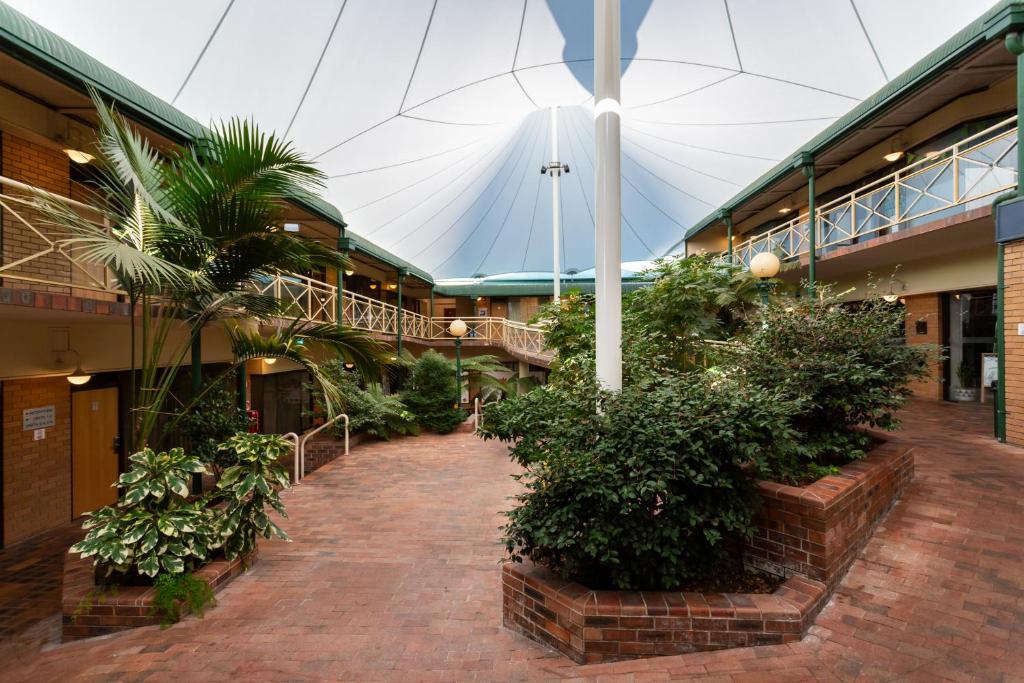 Mayfair Plaza Motel and Apartments - Room Types and Amenities