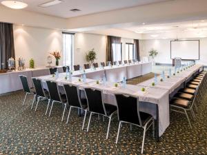 Mercure Gerringong Resort - Swimming Pool and Tennis Court
