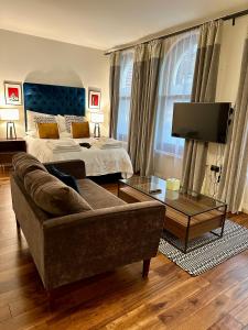 Monument Serviced Apartments - Transportation and Accessibility