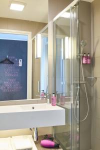 Moxy London Stratford - Facilities and Amenities