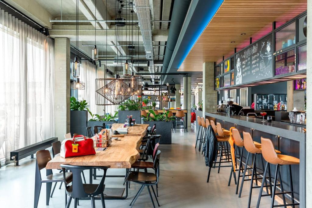 Moxy Utrecht - Facilities and Services