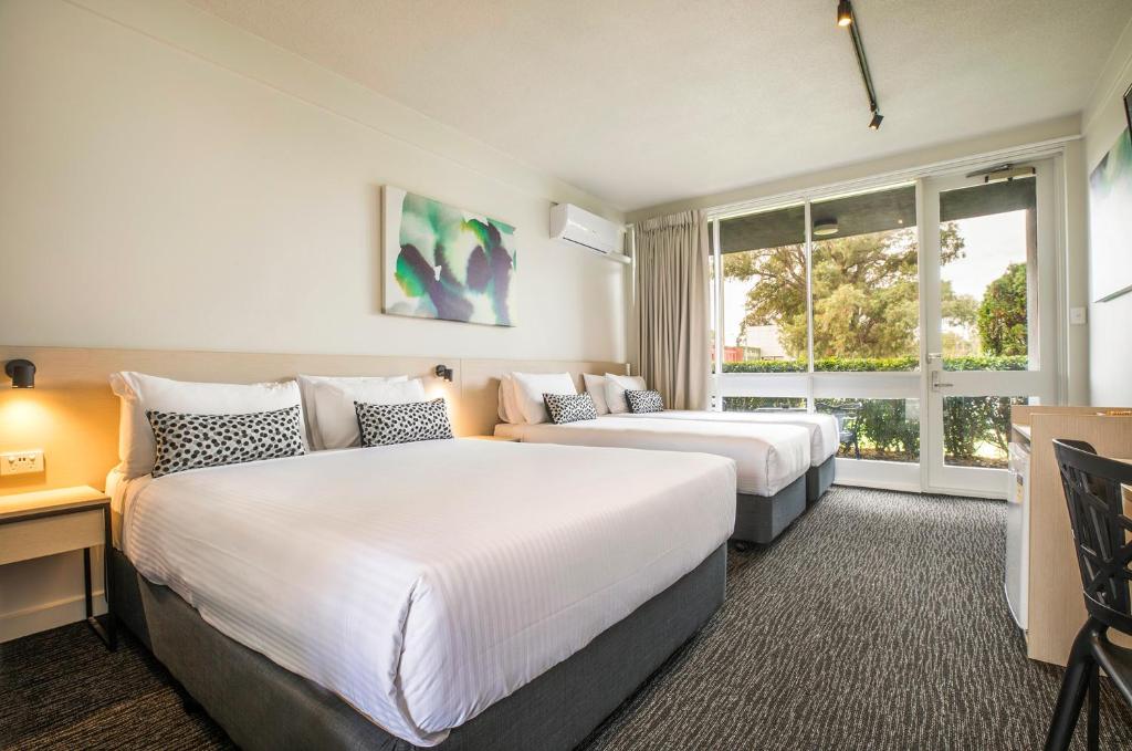Nightcap at Seaford Hotel - Accommodations and Amenities