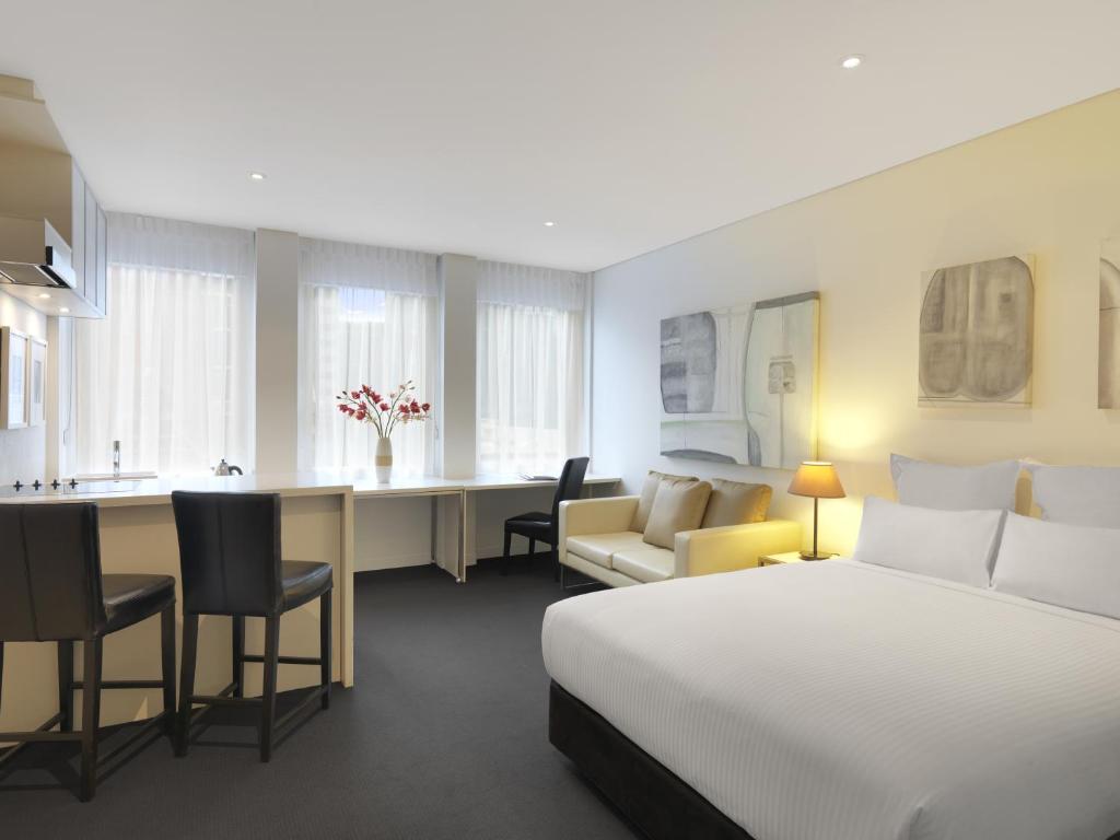 Oaks Melbourne on Collins Suites Review - Amenities and Facilities