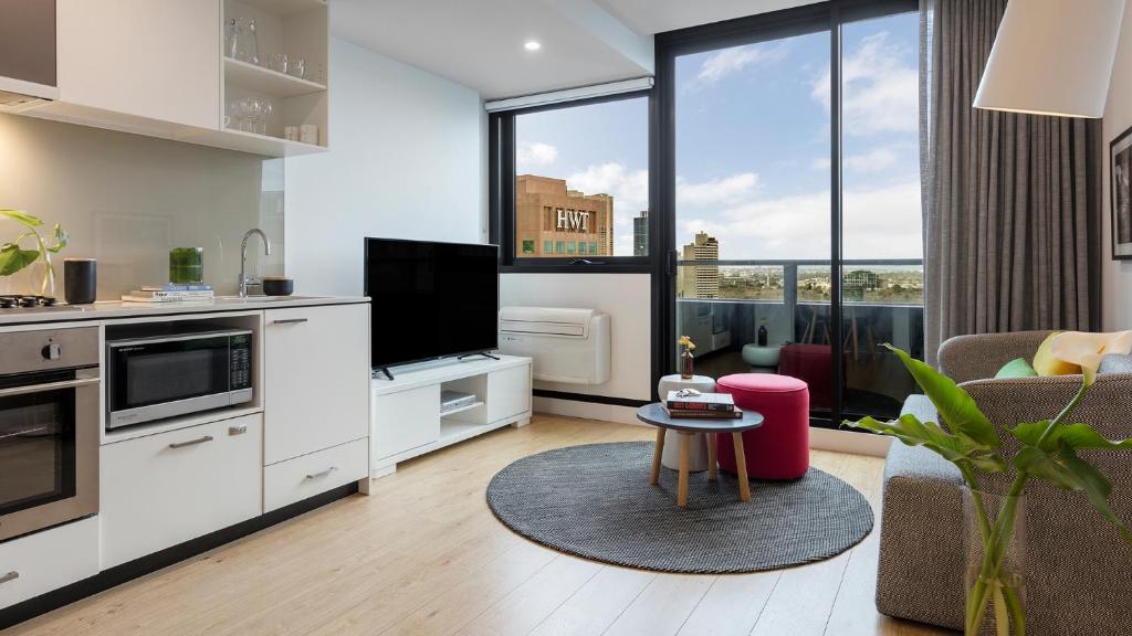 Oaks Melbourne Southbank Suites Review - Guest Amenities and Services