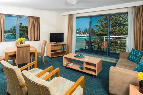 Oaks The Entrance Waterfront Suites - Outdoor Pool and Wellness Facilities