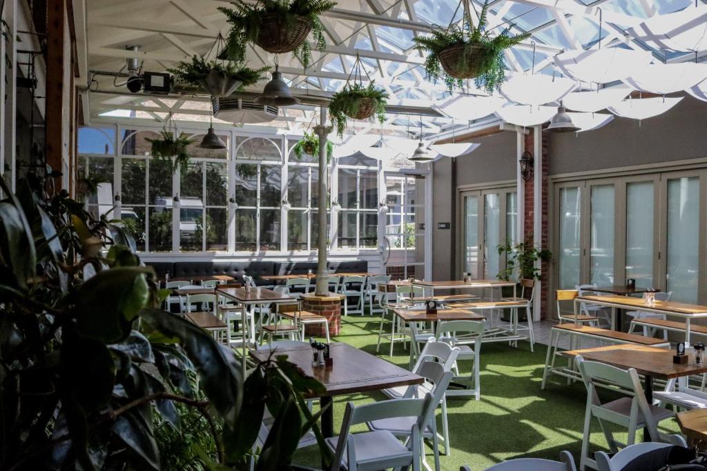Oscars Hotel and Cafe Bar Review