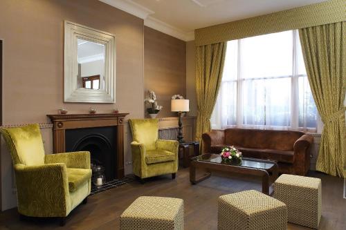 Phoenix Hotel - Spacious Accommodations