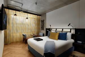 QT Melbourne - Facilities and Amenities
