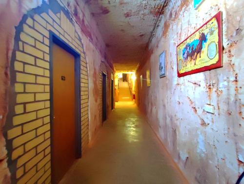 Radeka Downunder Underground Motel - Private and Shared Rooms