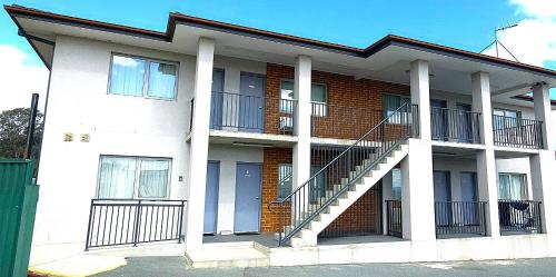 Rainbow Motel Queanbeyan - Room Features and Amenities