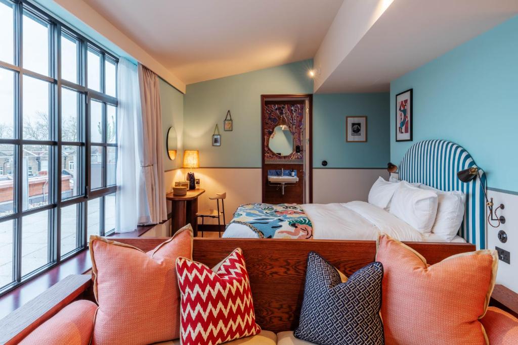 Room2 Chiswick Hometel - Comprehensive Facility Highlights