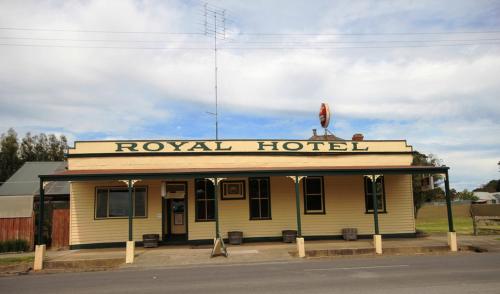 Royal Hotel Snake Valley - Delectable Dining Experiences