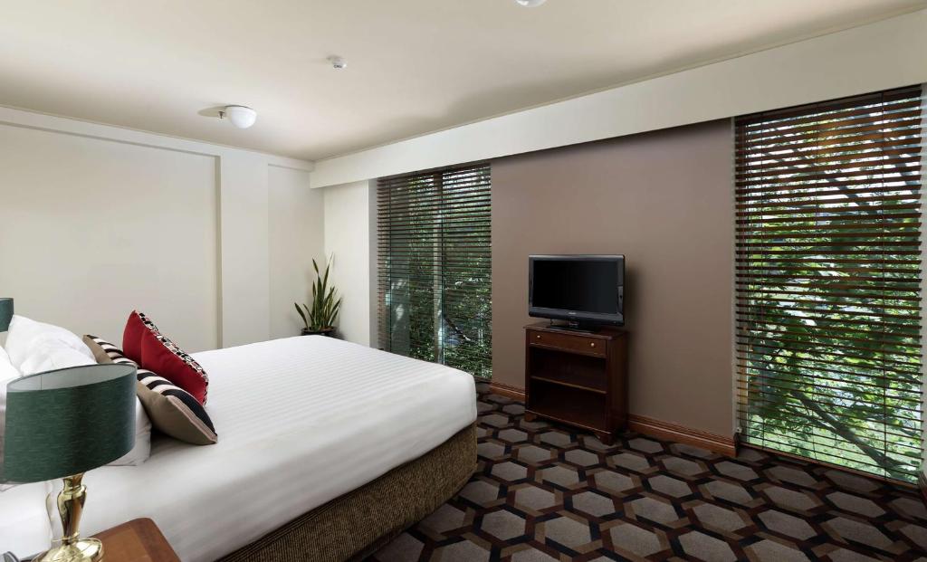 Rydges Canberra - Room Features