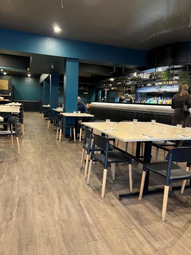 Star Bar Cafe & Hotel - Accommodation and Amenities