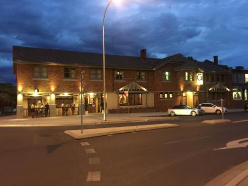 The George Hotel Bathurst - Amenities and Services