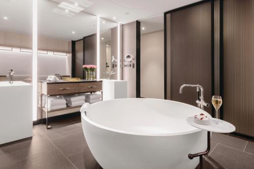 The Langham, Gold Coast and Jewel Residences - Stunning Views and Beachfront Access