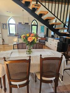 The Old School Romantic Stay Adelaide Hills - Amenities and Services