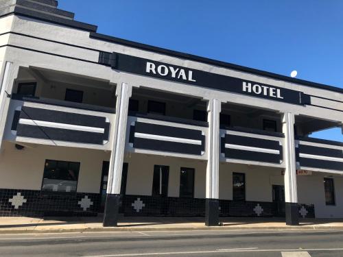 The Royal Hotel, Drouin - Accommodations and Amenities