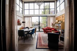 Traveler's Hotel - Dining Options