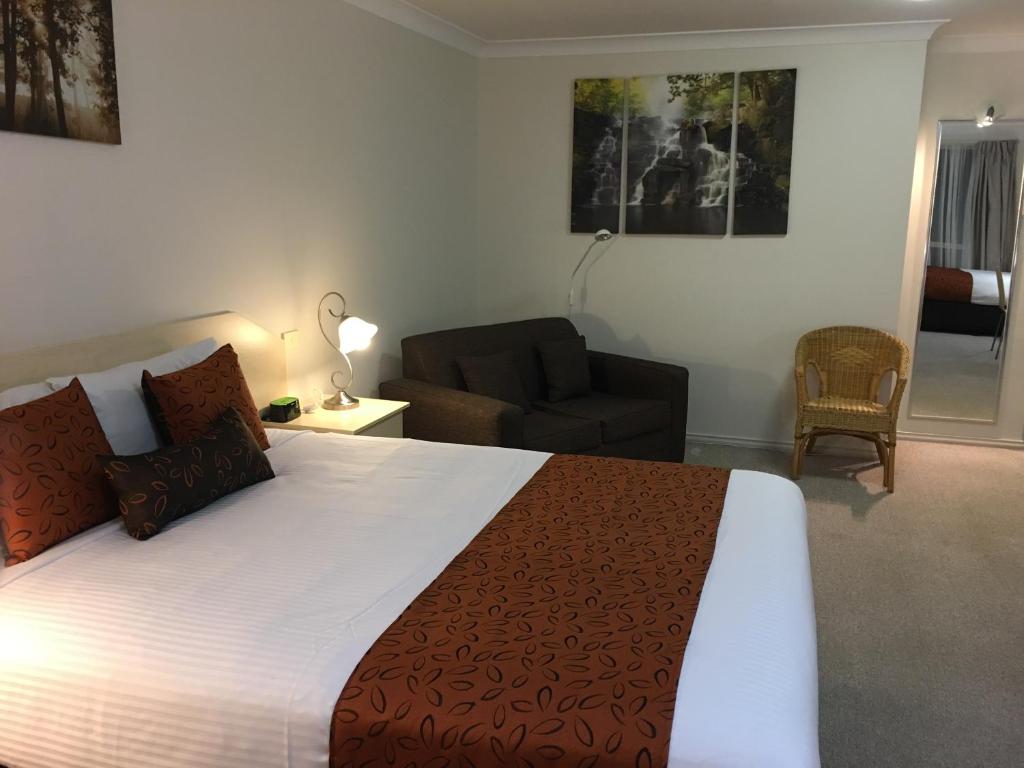 Tuckerbox Motor Inn - Seasonal Outdoor Pool
