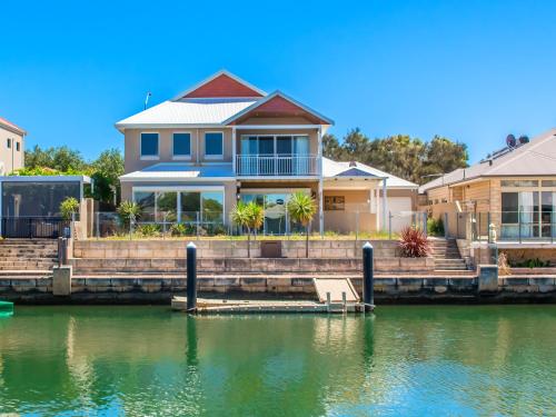 WATERLILY HOUSE - Luxury Canal House, Jetty, Dog & Child Friendly - Sleeps 14 - Exceptional Outdoor Amenities
