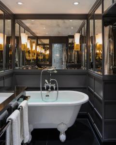 11 Cadogan Gardens and The Apartments by Iconic Luxury Hotels - Dining at Hans Bar & Grill