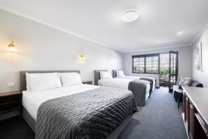 Adelaide Inn - Location and Accessibility