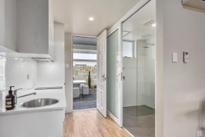 Aloha Central Luxury Accommodation - Location and Accessibility