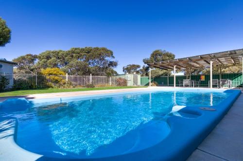 Border Village Roadhouse - Amenities and Facilities