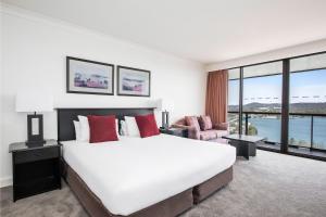 BreakFree Capital Tower Apartments - Dining and Catering
