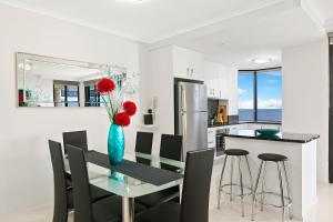 Cairns Luxury Seafront Apartment - Ideal Location